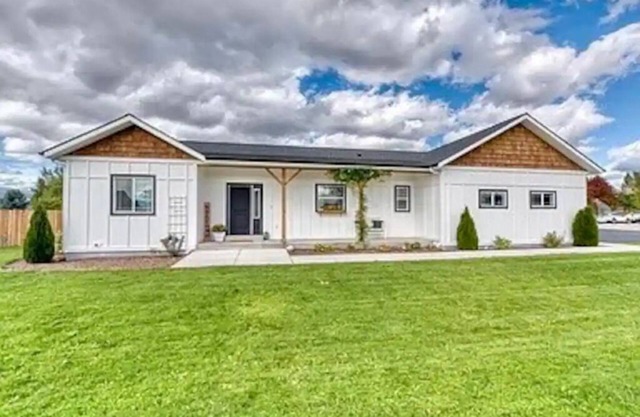 Beautiful home with a hot tub that welcomes pets.