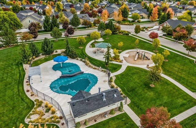 Beautiful Home with HOT TUB, COMMUNITY POOL & GAME ROOM.