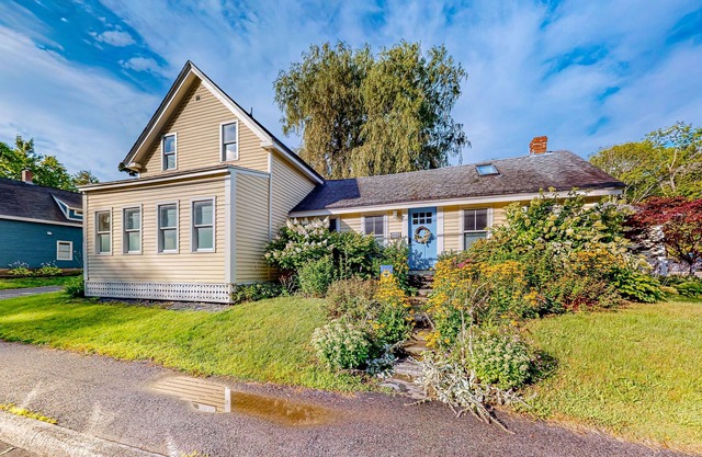 Beautiful home with landscaped garden & patio - walk to downtown & harbor