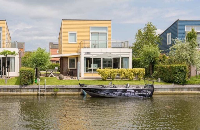 Schönes Ferienhaus mit Dachterrasse und Blick auf das Wasser.