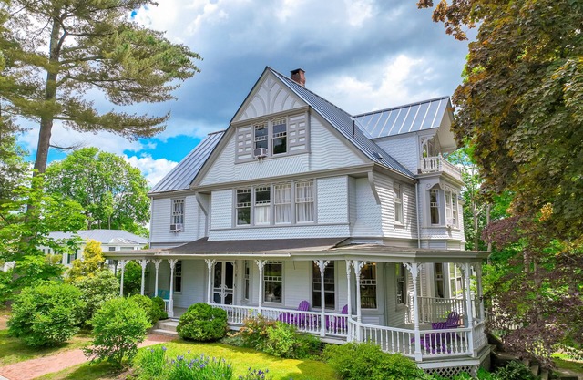 Beautiful home with Ping-Pong, fast WiFi & W/D - walk to dining