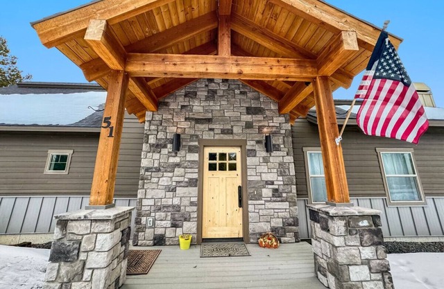 Beautiful home with private hot tub in Donnelly!