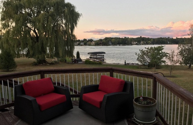 Wunderschönes Haus am Lake Bella Vista mit atemberaubendem Seeblick von jedem Zimmer aus.