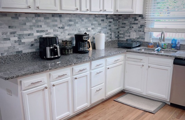 Beautiful home with In-ground pool, pool house, king bed and oval jetted tub