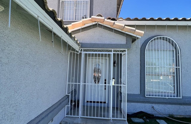 Beautiful home with free parking