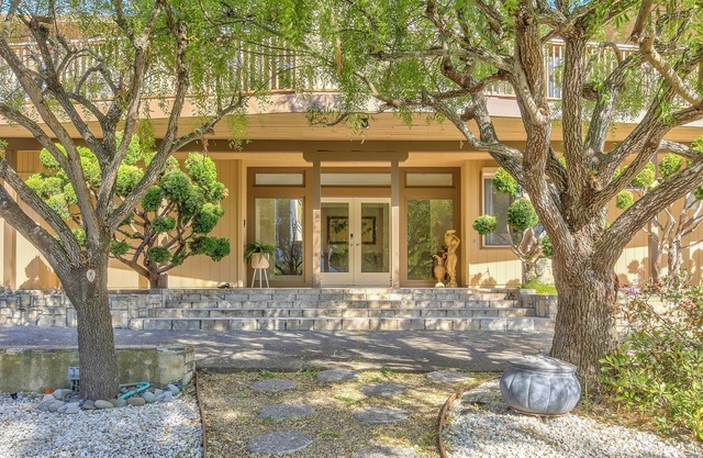Beautiful and Sunny Carmel Guest House