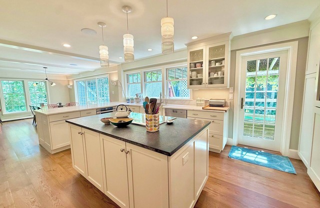 Beautiful House in the Woods: Huge Yard, Hot Tub