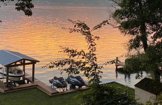 Beautiful house, 150' lakefront , close to Ithaca. BBQ, firepit. Deck views.
