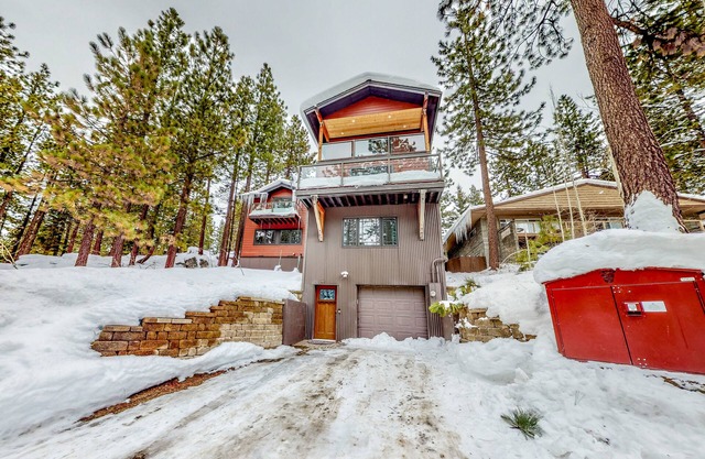 Beautiful mountain getaway with private hot tub - near the beach & skiing