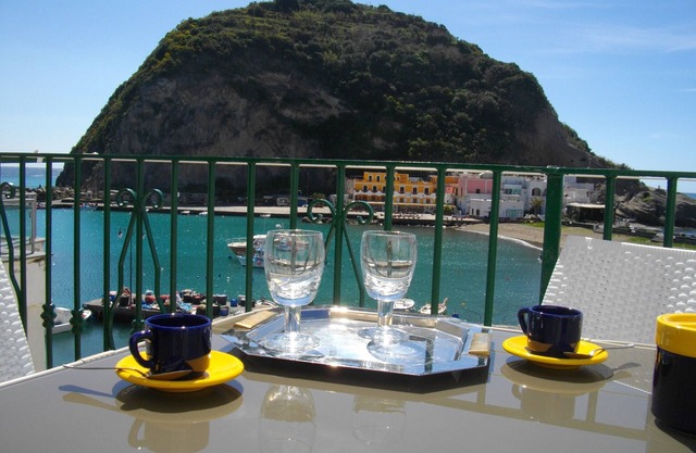 Schönes Haus am Meer. 50 mt. Strand. S. Angelo. Insel Ischia. Bucht Neapel-Capri