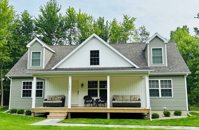 Beautiful House/Close 2 Lake/Beachfront Access/Great for Families/Outdoor Space