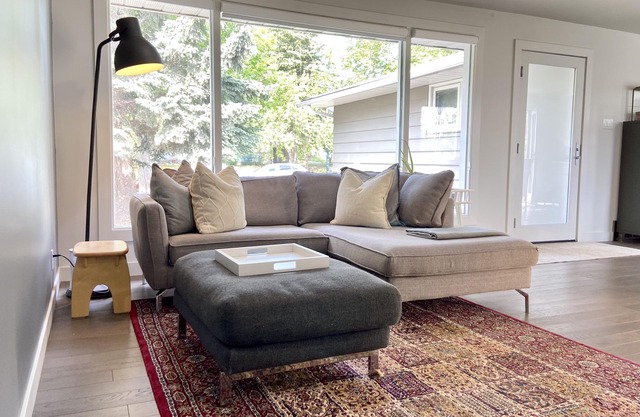 Beautiful house close to DT, Chefs kitchen, & private yard