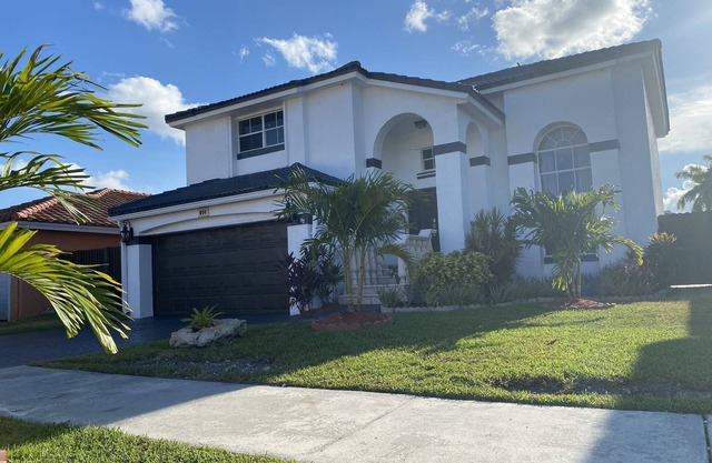 Beautiful house closer than the airport, 7 min from Dolphin mall