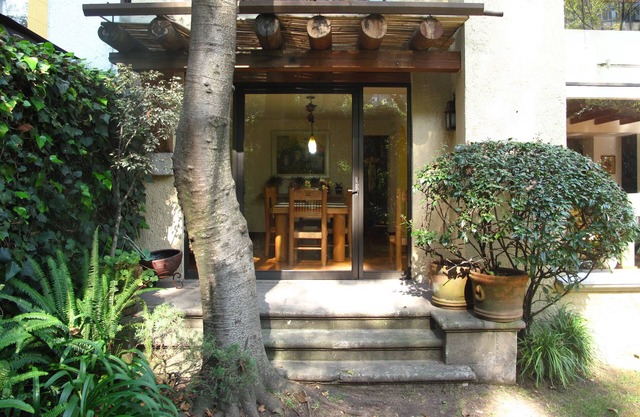 SCHÖNES HAUS GROSSE GEMEINSAME GEBIETE TERRASSE SEHR SCHÖNER GARTEN