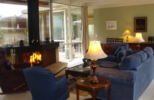 Beautiful House in Carmel Woods mit Blick auf den Hatton Canyon.