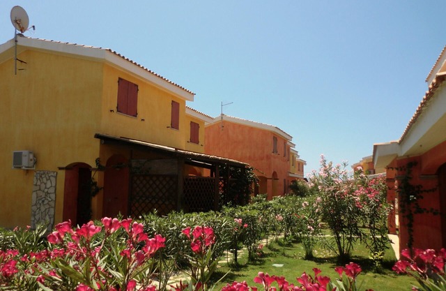 Schönes Haus in Ferienanlage 1 Kilometer. Von Porto Pino