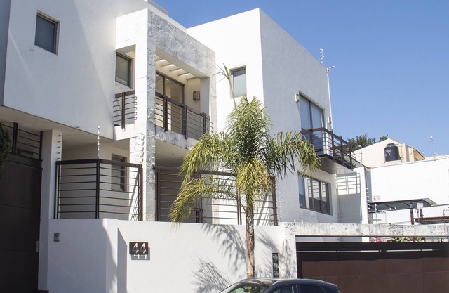 Schönes Haus in einer Wohngegend / Hermosa casa en zona residencial