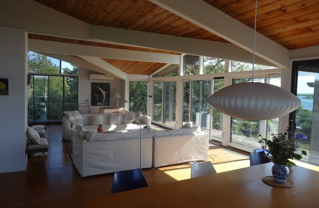 Schönes Haus am Chilmark Pond mit Blick auf das Wasser, Pool und Zugang zum Privatstrand