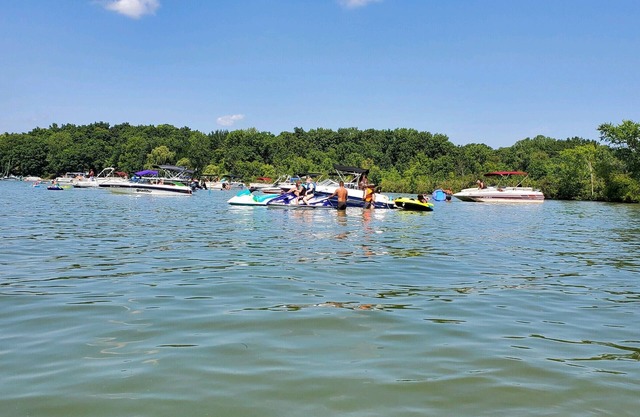 Beautiful house + pontoon boat/jet ski =all inclusive Vineyard Lake experience!