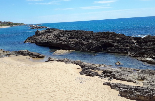 Schönes Haus Direkt am Meer mit einem natürlichen Felsen