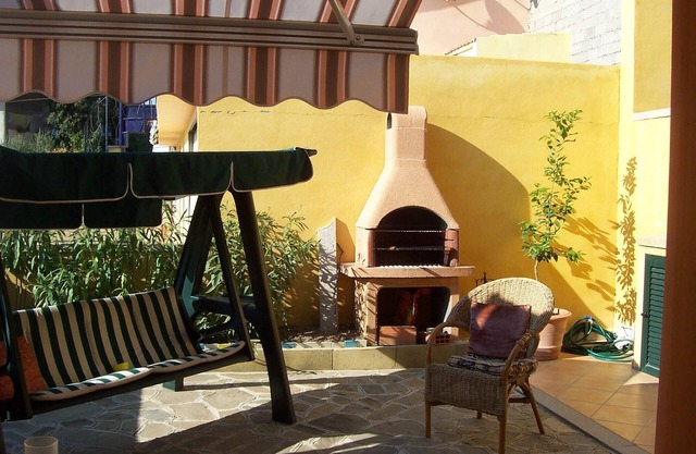 Schönes Haus mit Eingang und großer Terrasse, in der Nähe des sardischen Meeres