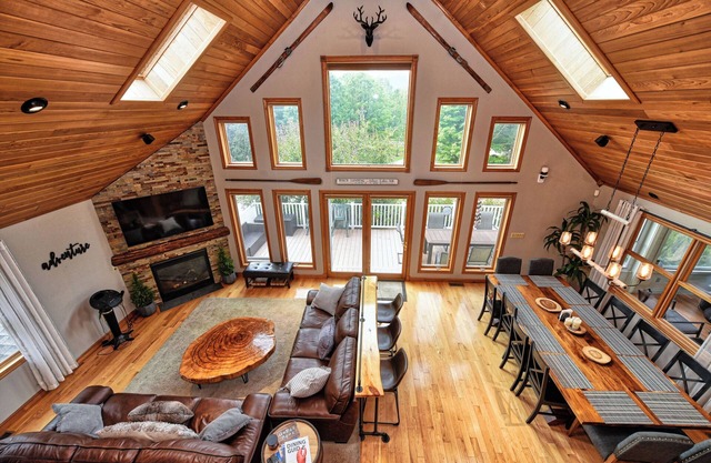 Beautiful House with Large Game Room, Short Drive to Silver Lake & White Lake