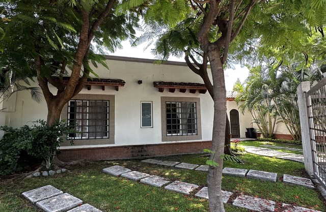 Beautiful House with the best weather of Cuernavaca in a private Neighborhoodd