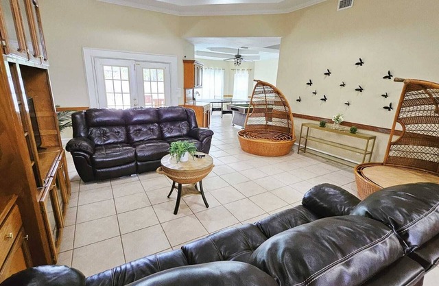 Beautiful house with pool, house has 4 beautifully bedrooms and 2 bathrooms. The
