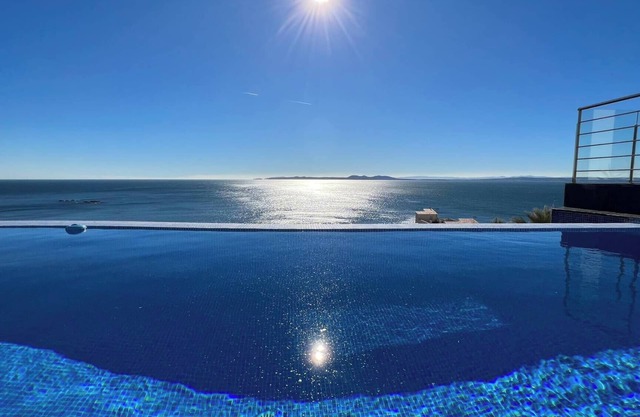 Schönes Haus mit Schwimmbad und Meerblick AV-46