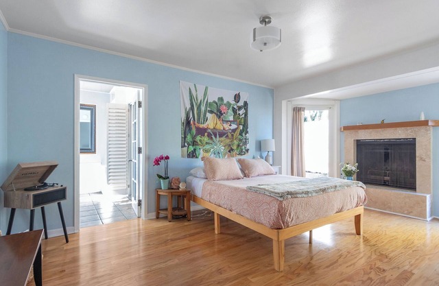 Beautiful Hummingbird Suite w/ kitchenette, patio & parking in Santa Barbara