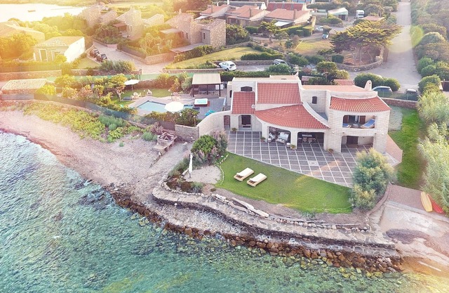 Schöne unabhängige Villa mit Pool und Whirlpool im Freien