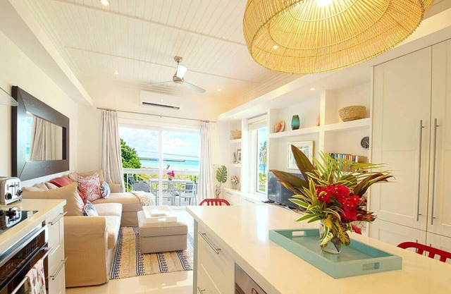 💠Beautiful Island-Designed 2 BR 2 BA Bayview Apt in central Governor's Harbour