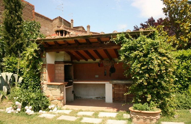 Schöne Wohnung für 4 Personen mit Pool, W-LAN, TV, Haustiere erlaubt und Parkplatz, bei Cortona