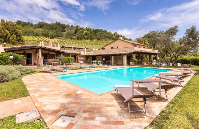 Schöne und geräumige Villa mit privatem Pool und großem Garten, nur wenige Kilometer von der Küste e