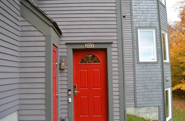 Beautiful Jay Peak ski-in/ski-out condo w/HOT TUB!