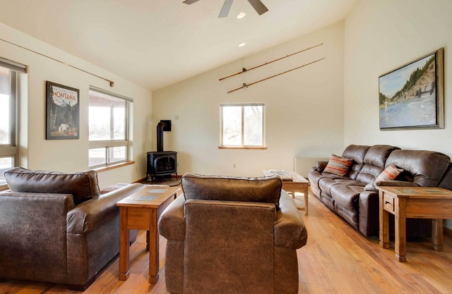 Beautiful Jefferson River Cabin w/ Mountain Views!