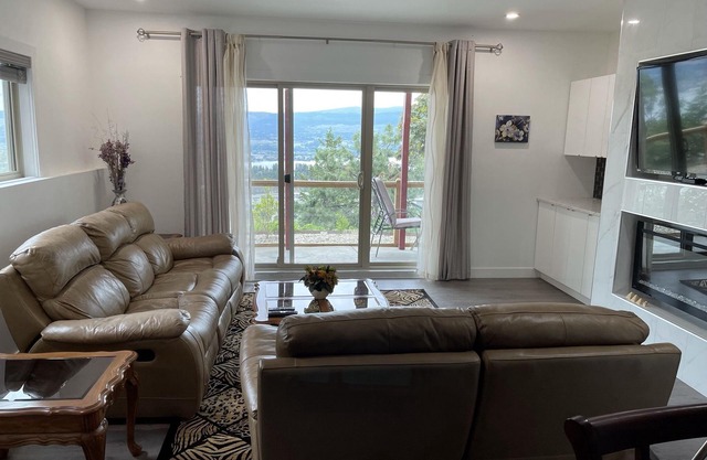 Beautiful Kelowna Private Guesthouse - Panoramic Lake views! License number 9031