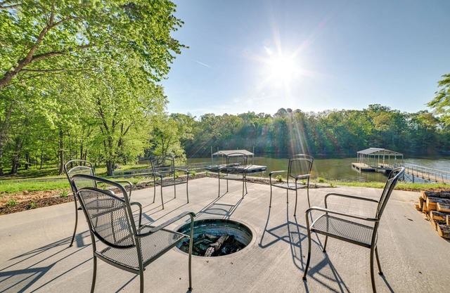 Beautiful Kentucky Lake Getaway w/ Dock & Deck!