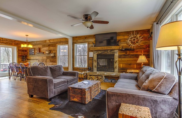 Das schöne Killington Vermont Ski House befindet sich neben der VAST-Schneemobilroute