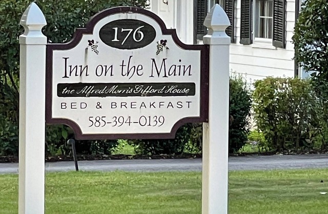 Beautiful King Size Bed, private bath and breakfast included