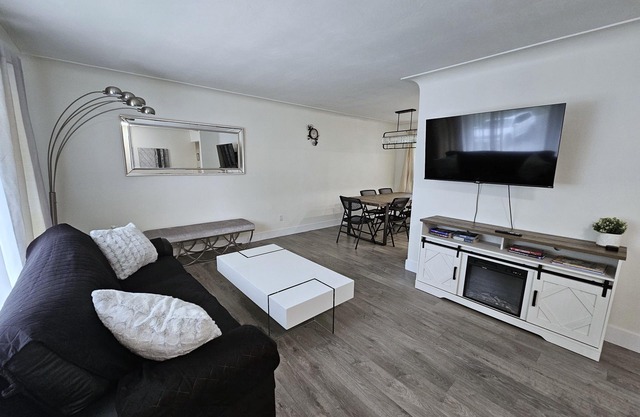Beautiful Kingston House - 5 bedrooms, 2 Full bathrooms, 2 kitchens