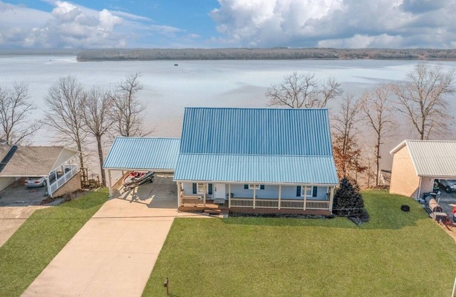 Beautiful KY Lake house in Big Sandy, TN-private dock, water slide, game room