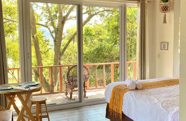 Lakefront Treehouse Mayalan