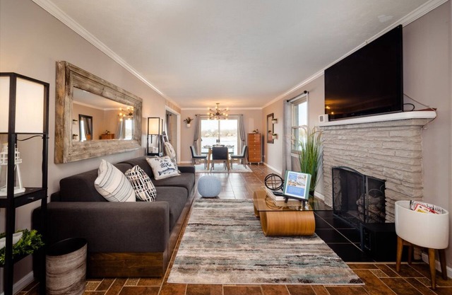Luxury lakefront with hot-tub 2bedroom +WiFi on all sports Cooley lake