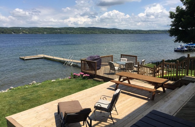 Wunderschöner Lake Charlevoix Lakefront Getaway! Spielzeug, Kajaks und alles was Sie brauchen!