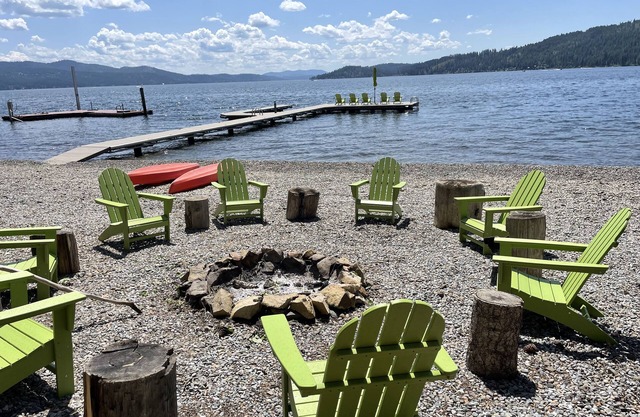 Schöne Coeur d'Alene See-Ufergegend an der Treibholz-Bucht