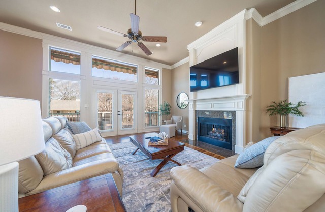 Beautiful Lake Front Home with Beautiful Views, a Private Dock and King Bed!