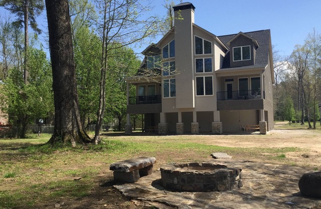 Beautiful Lake Front Home Book Early for Spring or Summer Vacations
