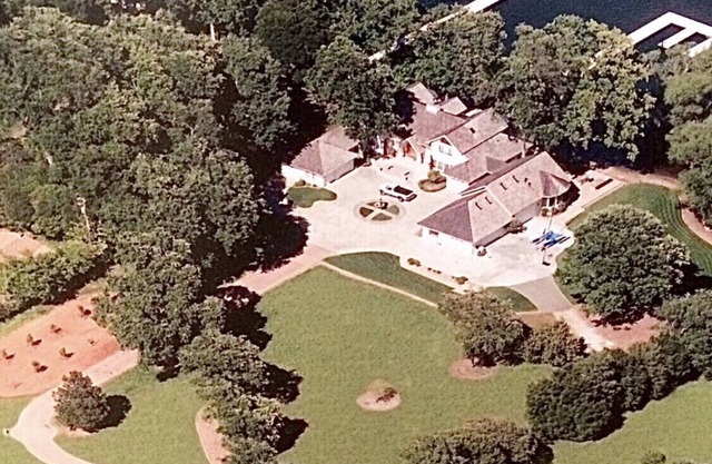 Beautiful Lake Front Home on 5 acres...multi family vacations