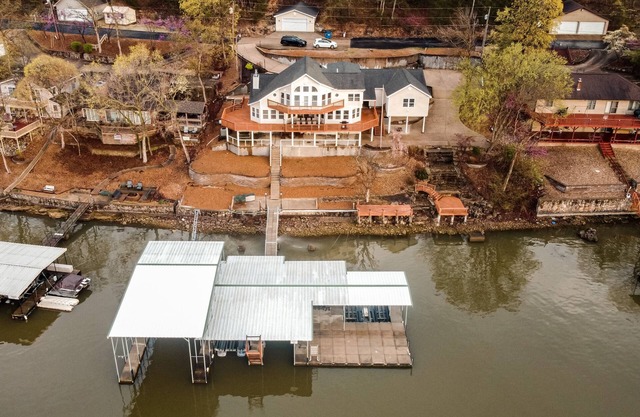 Wunderschönes Anwesen am See, atemberaubende Aussicht und ein riesiges privates Dock !!!